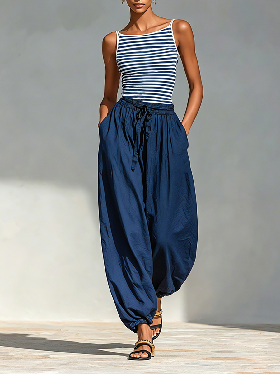 סט שני חלקים לנשים בצבעי Navy ולבן עם טופ סלים עם צווארון מרובע ומכנסי הרם עם חוט, תלבושת נופש מינימליסטית MDZ0518F8LYL