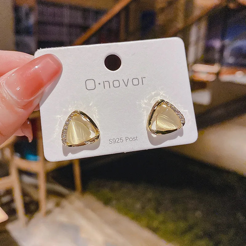 עגילי משולש מעוצבים עם אופל וקריסטלים