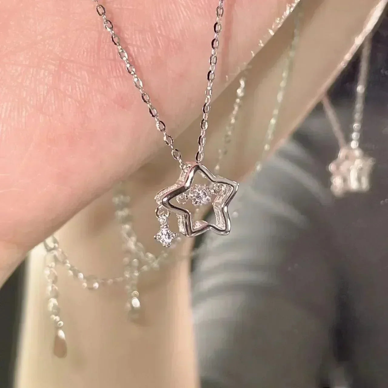 קולייה אלגנטי עם תליונית בפרח מתכתי מגלגל